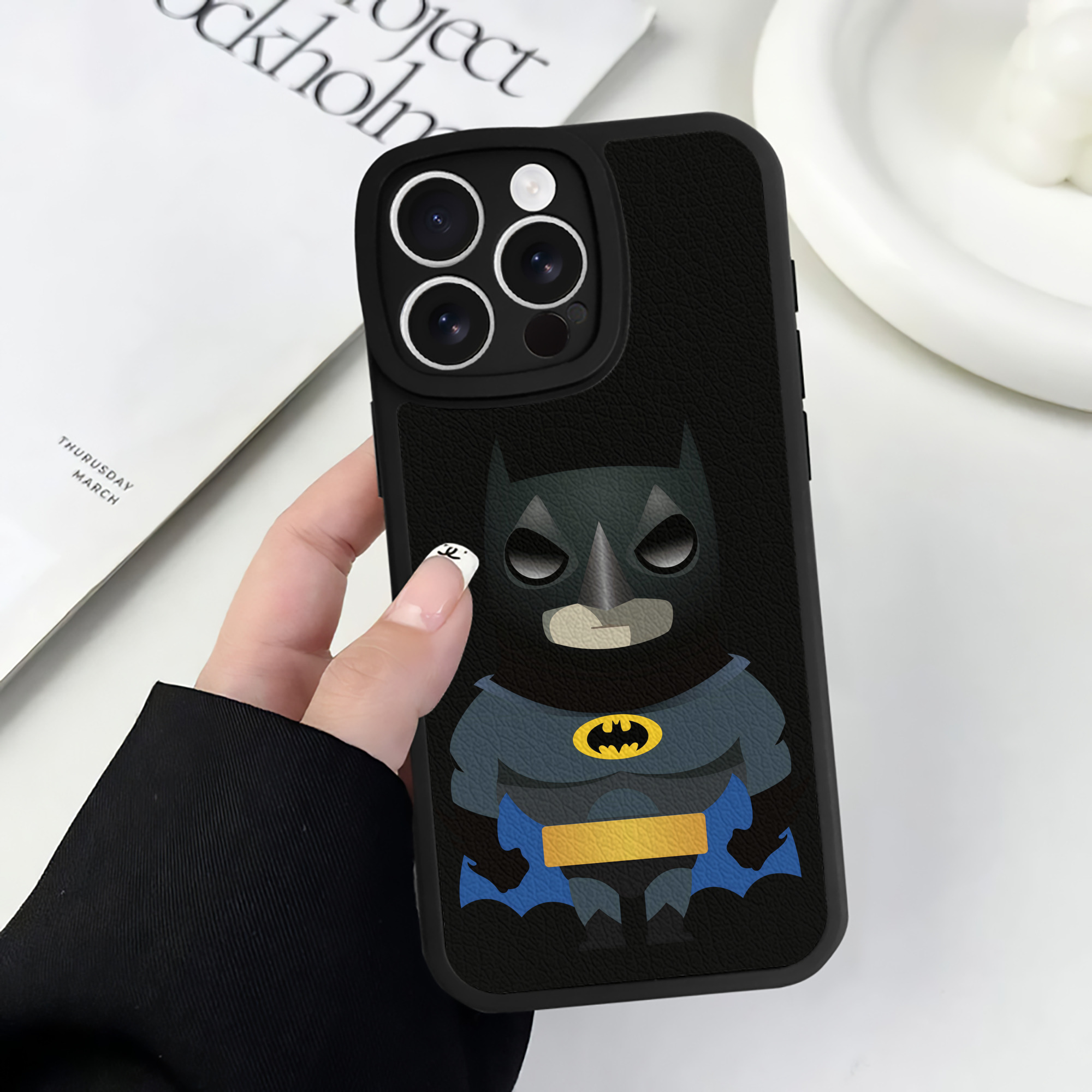 （画像用） アベンジャーズ The Avengers 【iPhone 16シリーズ対応】シリコンスマホケース（レザー調） 材質：シリコン